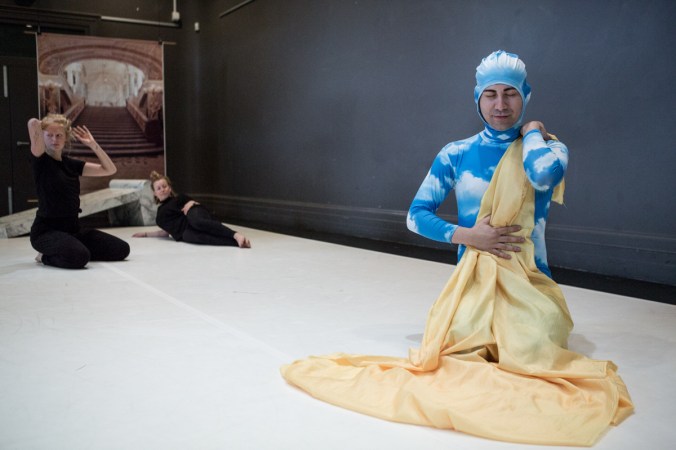 pose_gcphoto_lr72-2_1200